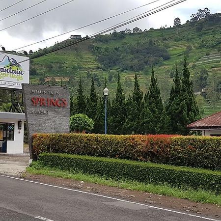 New Mountain Springs Hotel & Resort Lembang Εξωτερικό φωτογραφία
